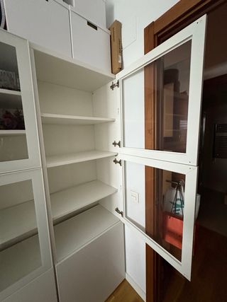 Vitrina Ikea Besta blanca. 