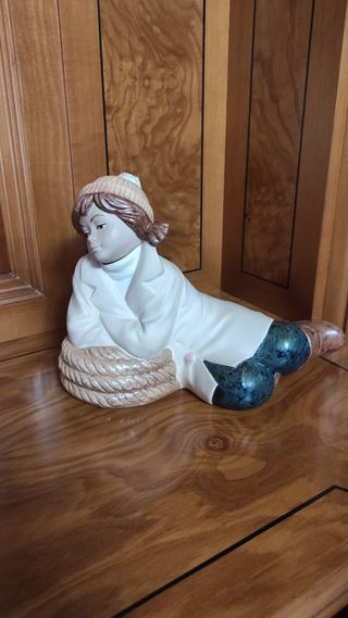 FIGURA DE NADAL NIÑA CON GORRO MARRÓN 