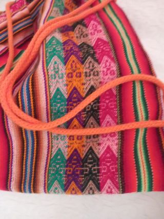 Mochila peruana multicolor.Hilos tejidos a mano.