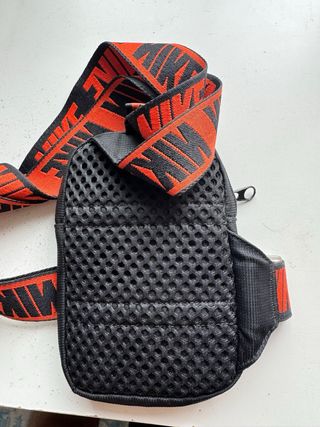 Riñonera Nike negra y roja