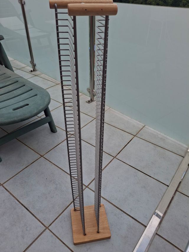 Soporte CDs - Columna para 100 CDs