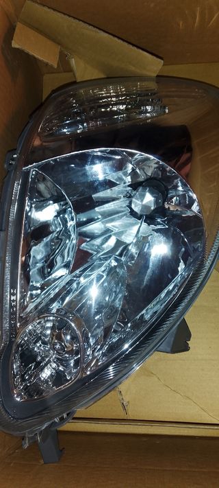Faro Toyota Yaris derecho