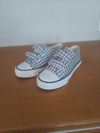 Zapatillas niño cuadritos gris blanco. 