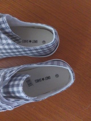 Zapatillas niño cuadritos gris blanco. 