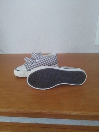 Zapatillas niño cuadritos gris blanco. 
