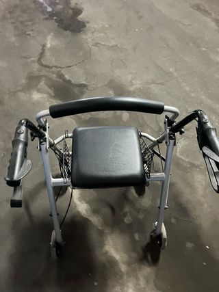 Andador plegable con asiento y ruedas grandes