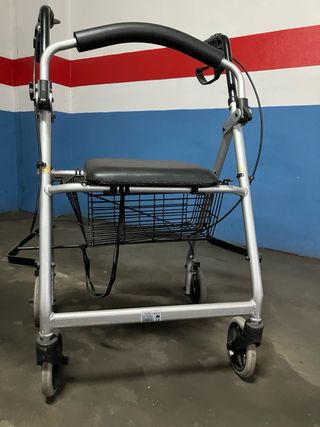 Andador plegable con asiento y ruedas grandes