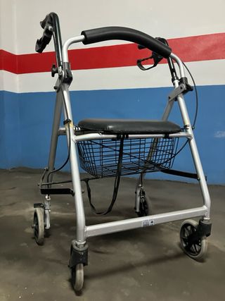 Andador plegable con asiento y ruedas grandes