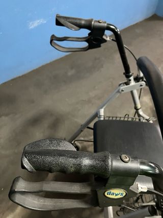 Andador plegable con asiento y ruedas grandes