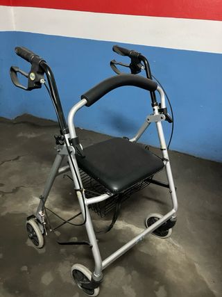 Andador plegable con asiento y ruedas grandes