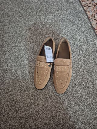Zapatos planos beige con dorado