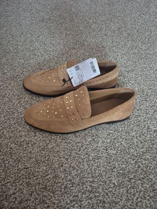 Zapatos planos beige con dorado