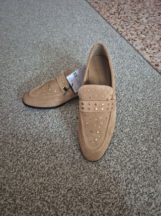 Zapatos planos beige con dorado