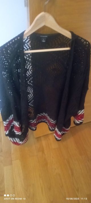 Chaqueta negra abierta de punto