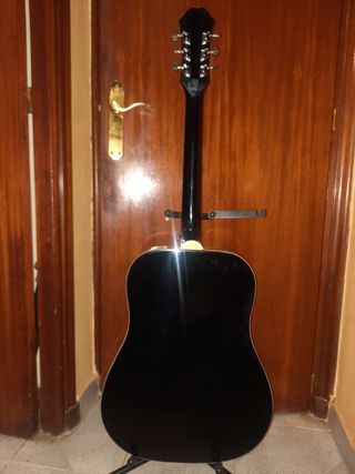 Guitarra acústica Epiphone negra.