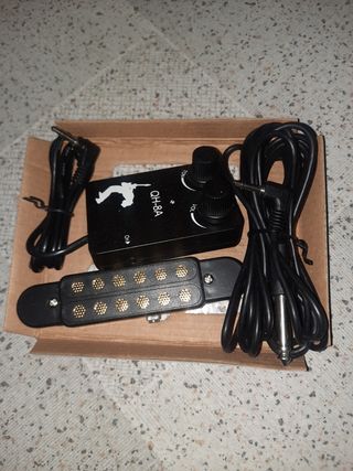 Guitarra acústica Epiphone negra.