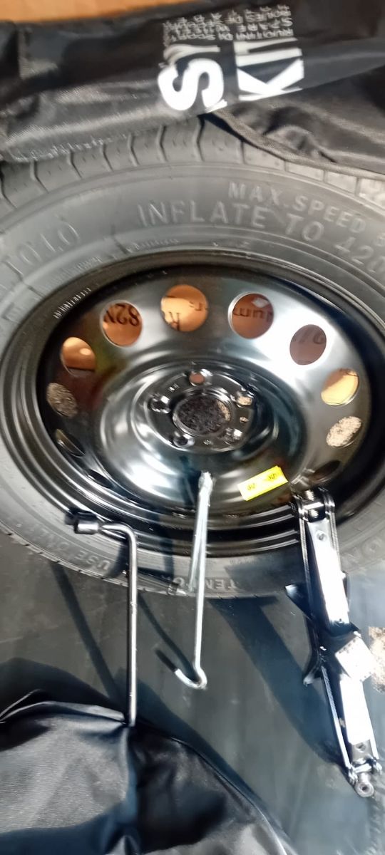 Ruota di scorta + attrezzi ranger rover