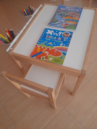 Mesa y sillas infantiles de madera