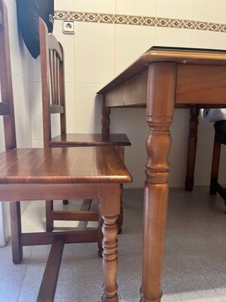 Mesa comedor + 4 sillas madera