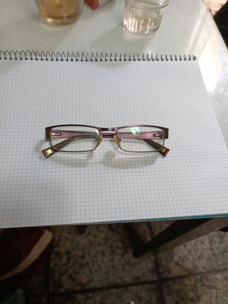 Gafas vintage marrón-rosa son antiguas sin apenas 