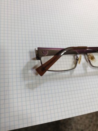 Gafas vintage marrón-rosa son antiguas sin apenas 