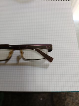 Gafas vintage marrón-rosa son antiguas sin apenas 