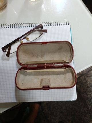 Gafas vintage marrón-rosa son antiguas sin apenas 
