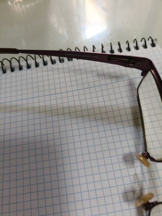 Gafas vintage marrón-rosa son antiguas sin apenas 