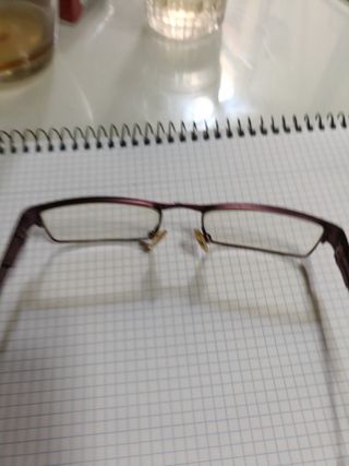 Gafas vintage marrón-rosa son antiguas sin apenas 