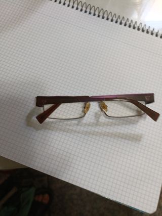 Gafas vintage marrón-rosa son antiguas sin apenas 