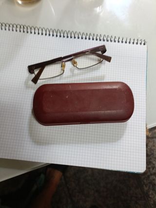 Gafas vintage marrón-rosa son antiguas sin apenas 