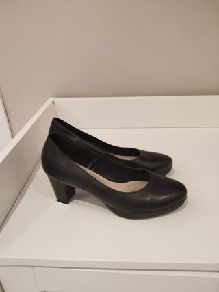 Tacones negros de tacón alto