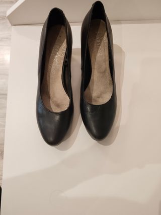 Tacones negros de tacón alto