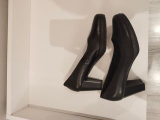 Tacones negros de tacón alto