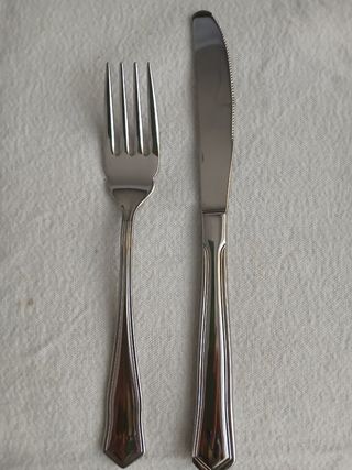 Cubertería nueva: 12 tenedores y 12 cuchillos