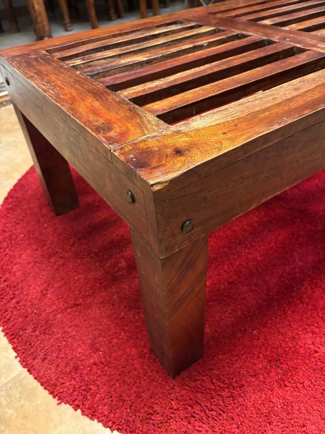 Mesa de madeira castanha