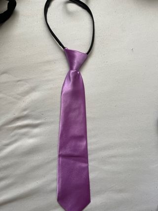 Corbata morada para niños es ajustable del cuello