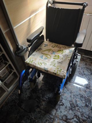 Silla de ruedas con baterías Nuevas.
