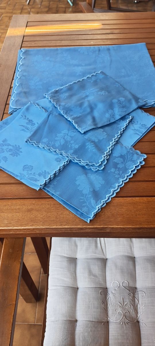 Tovaglia e tovaglioli lino blu