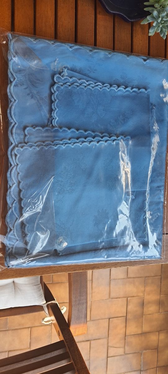 Tovaglia e tovaglioli lino blu