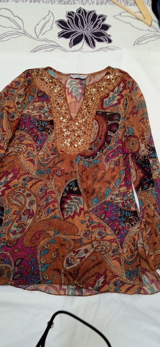 Blusa negra y marrón estampada