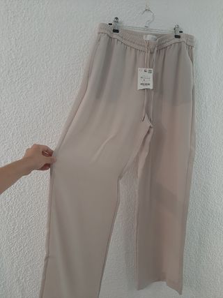 Pantalón beige suelto zara 