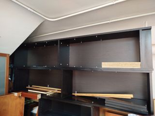 Dos estanterías negras de madera