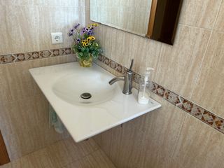 Lavabo colgante marca Roca porcelana blanco