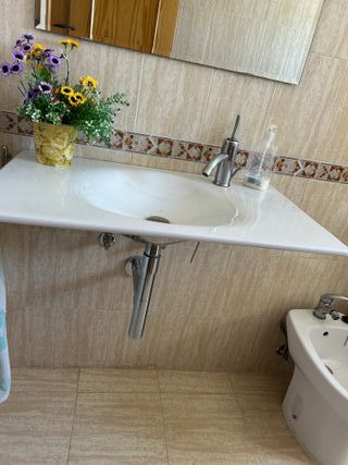 Lavabo colgante marca Roca porcelana blanco