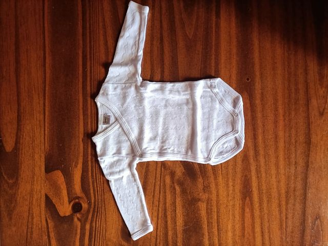 8 Bodys bebe marcas: Linn, Babidu, Petit Bateau