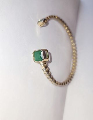 Pulsera chapada en oro con piedras verde esmeralda