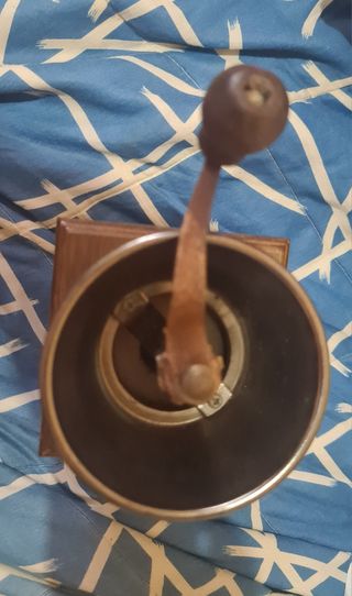 Molino de café antiguo de madera