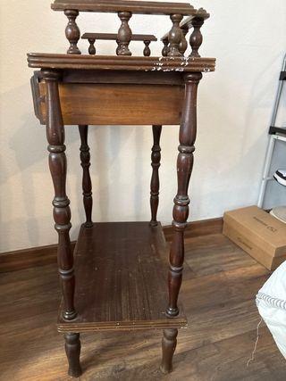 Mesa de cabeceira antiga em madeira