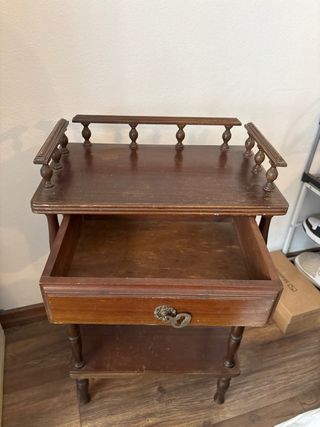 Mesa de cabeceira antiga em madeira